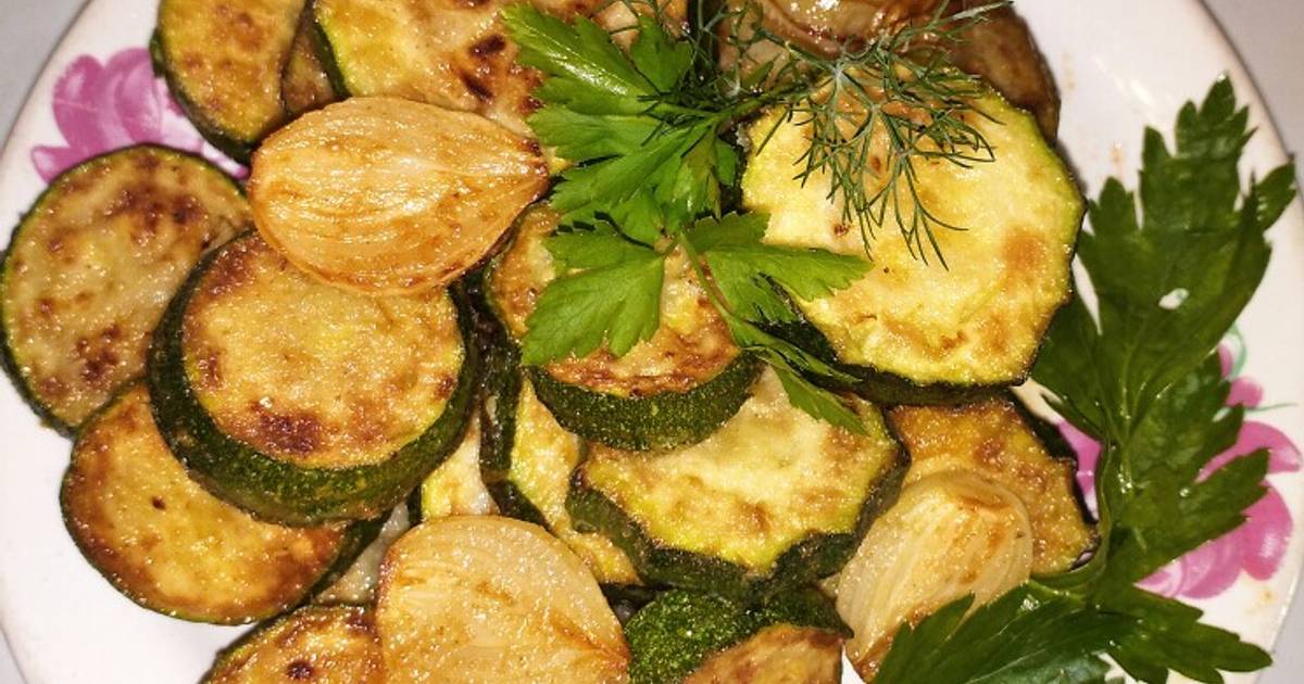 Пожарить кабачки на сковороде рецепт вкусно. Жареные кабачки. Кабачки в чесночном соусе. Кабачки и лук. Кабачки жареные на сковороде с яйцом.