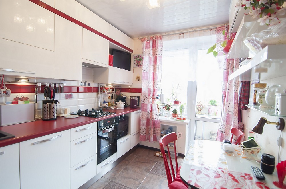 Белая кухня с красной столешницей: Красно-белая и красно-черная кухня в .