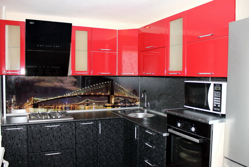 Кухня черный верх. Кухня красный верх черный низ. Кухонный гарнитур черный низ красный верх. Кухонный гарнитур красный с черным. Черно красная глянцевая кухня.