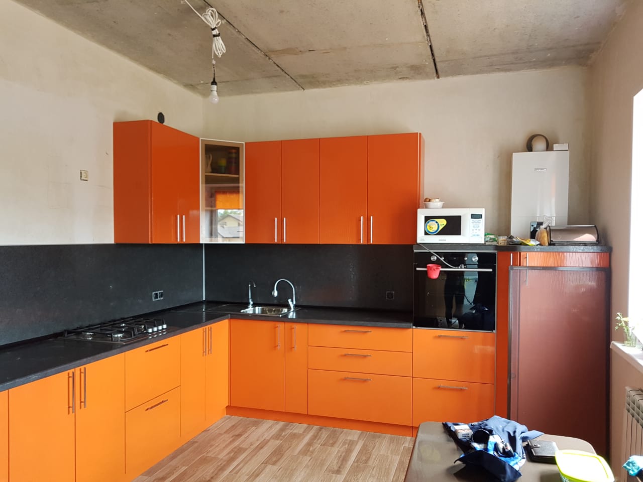 Матовая оранжевая кухня