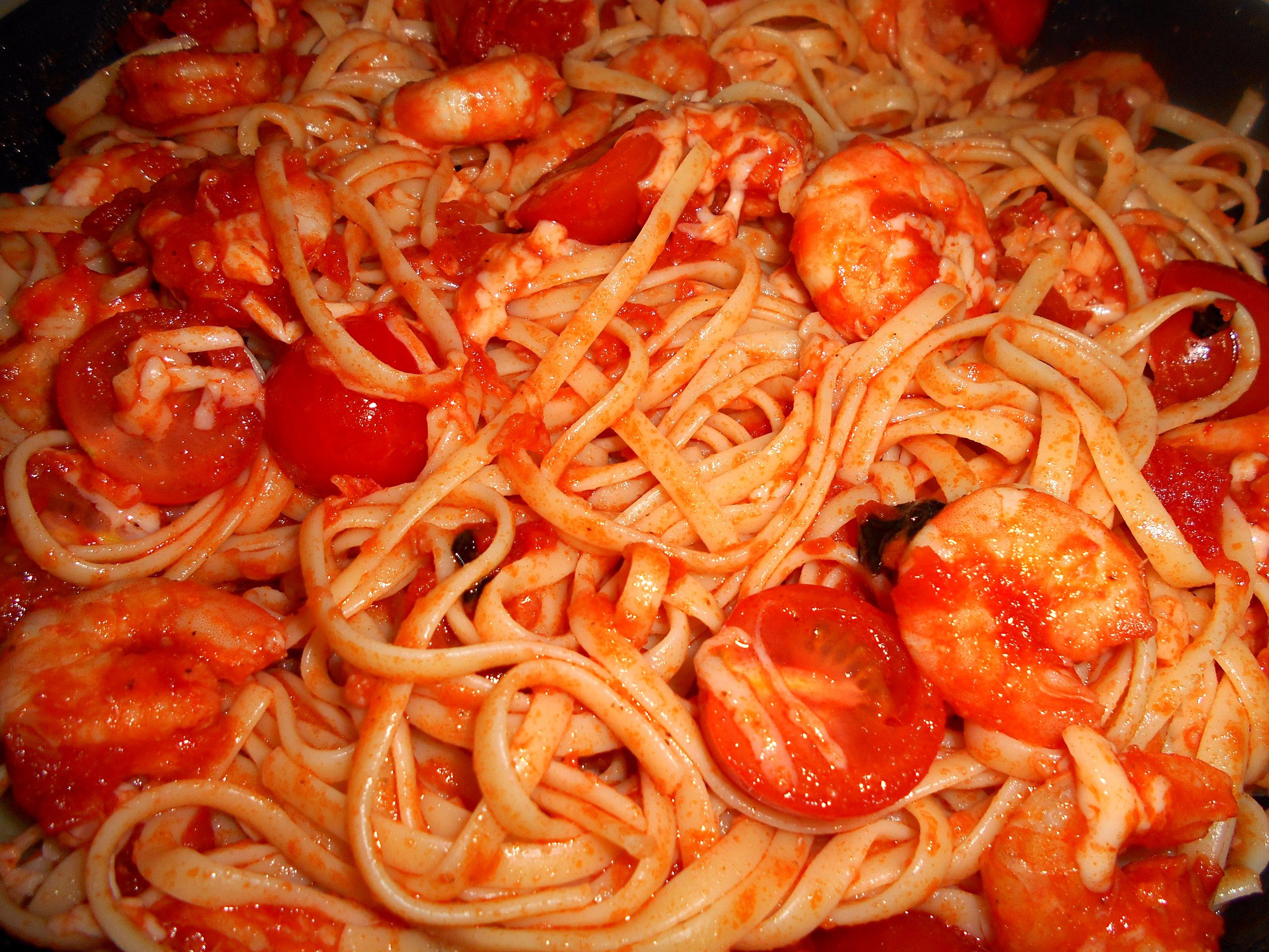 Томатная паста с луком и чесноком. Спагетти Аль Помодоро. Томат паста. Спагетти с томатами. Макароны с томатом.