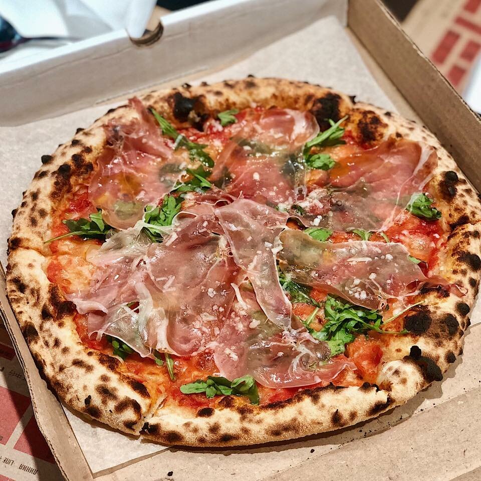 Номер пиццы москва. Настоящая итальянская пицца. Итальянская пиццерия. Настоящаяитольянская пицца. Самая вкусная пицца.