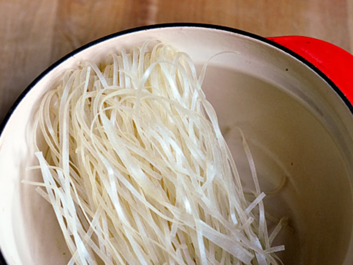 Как правильно приготовить лапшу. Рисовая "Rice Vermicelli". Рисовая лапша широкая. Китайская рисовая лапша. Рисовая лапша плоская.