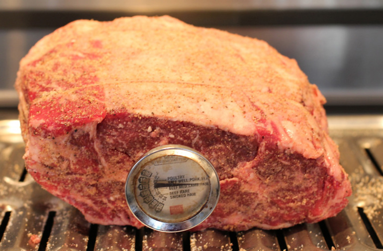 Мясо в духовке сколько минут. Температура мяса. Мясо для запекания. Готовность свинины в духовке. Кусок мяса в духовке из свинины.