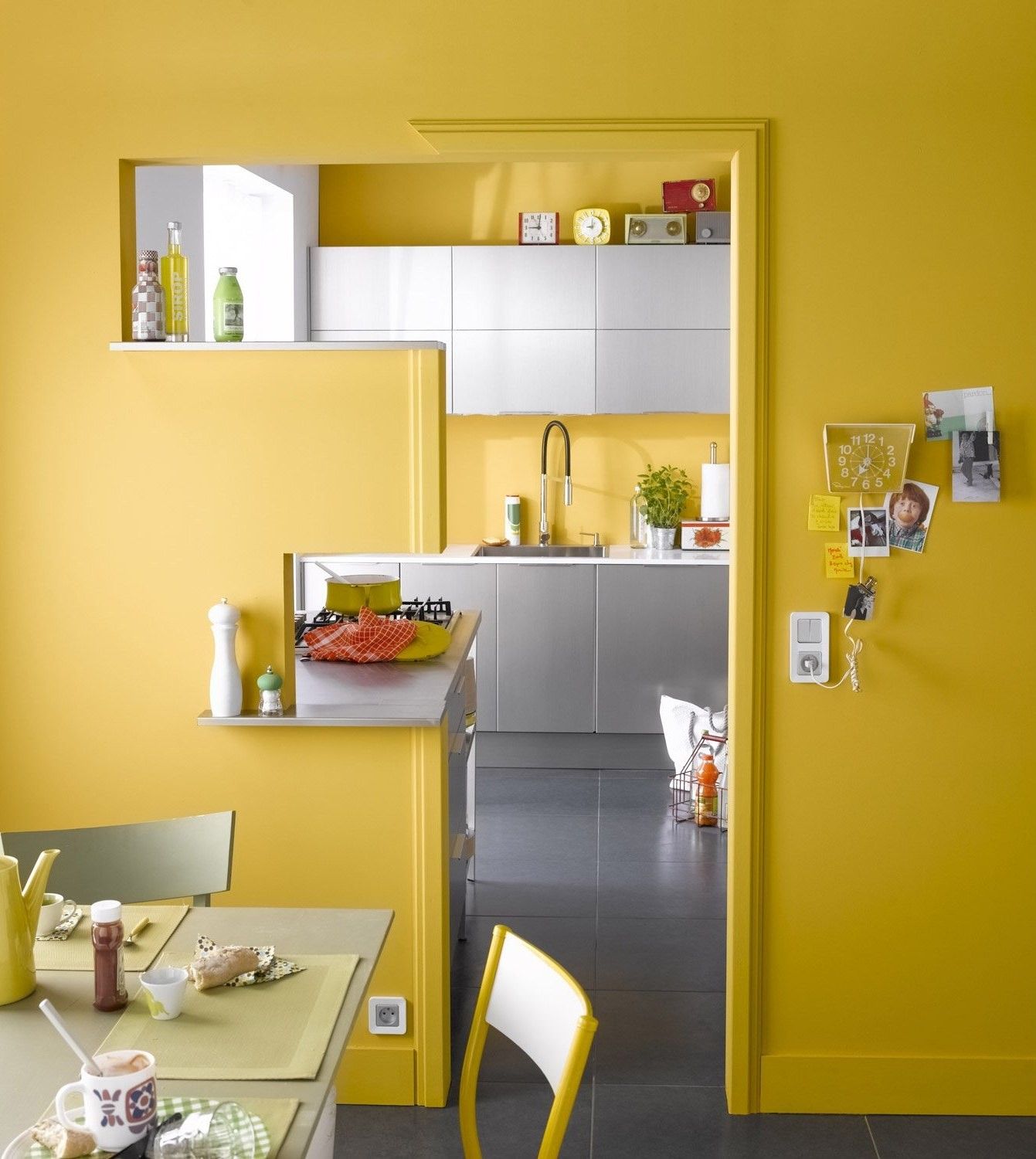 Сочетание желтого цвета с другими цветами в интерьере кухни: Желтая .
