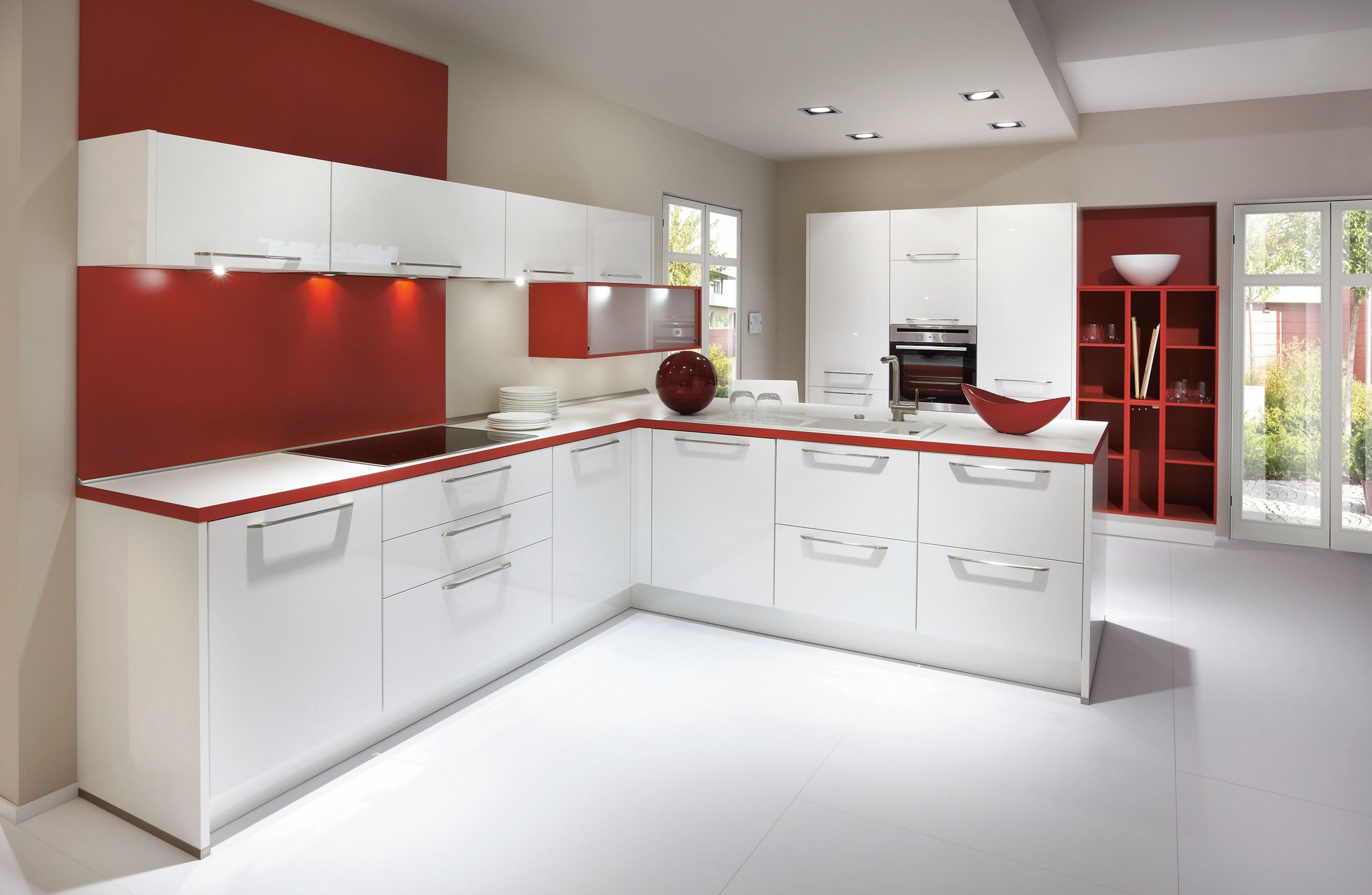 Белая кухня с красной столешницей: Красно-белая и красно-черная кухня в .