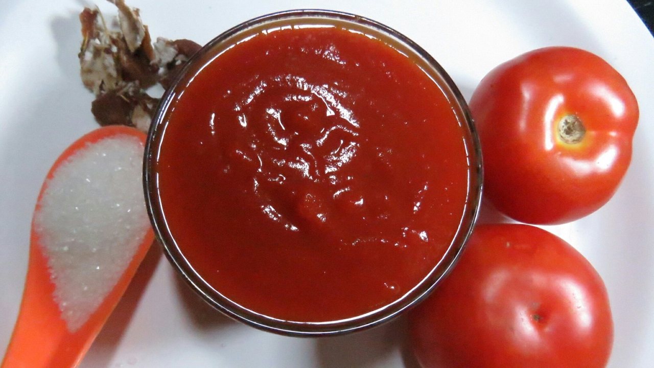 Как сделать томатный соус из томатной пасты. Кетчуп из черри. Кетчуп томатный. Кетчуп острый из помидоров. Домашний кетчуп из томата.