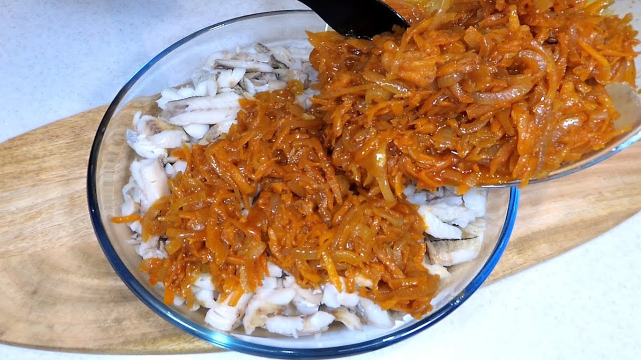 Салат минтай и лук. Рыба под маринадом. Минтай в маринаде с морковью и луком. Минтай маринованный с морковью и луком.