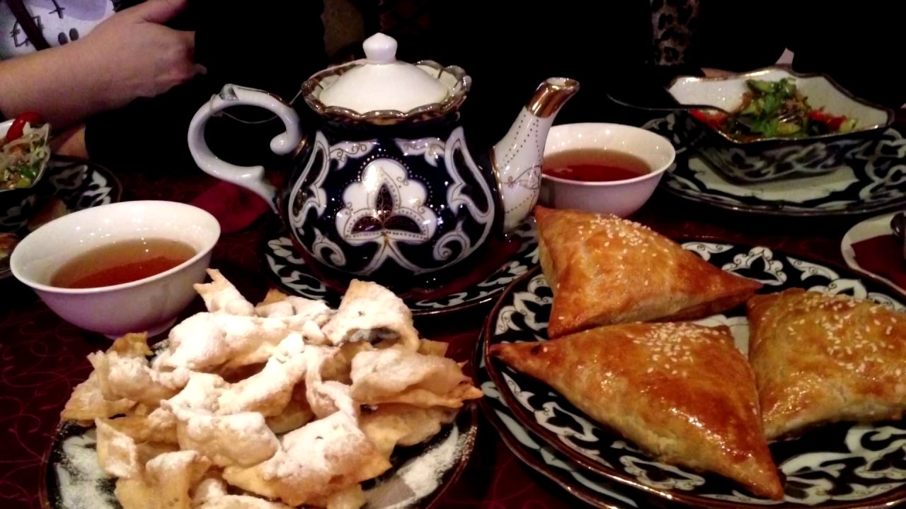 Добрый на узбекском языке. Шантарам кафе Сочи. Дастархан узбекский самса. Таджикское чаепитие. Узбекский завтрак.