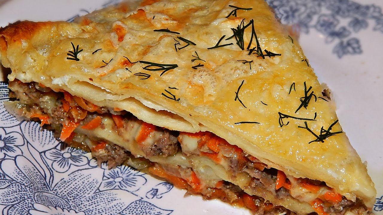 Мясной пирог с помидорами и сыром