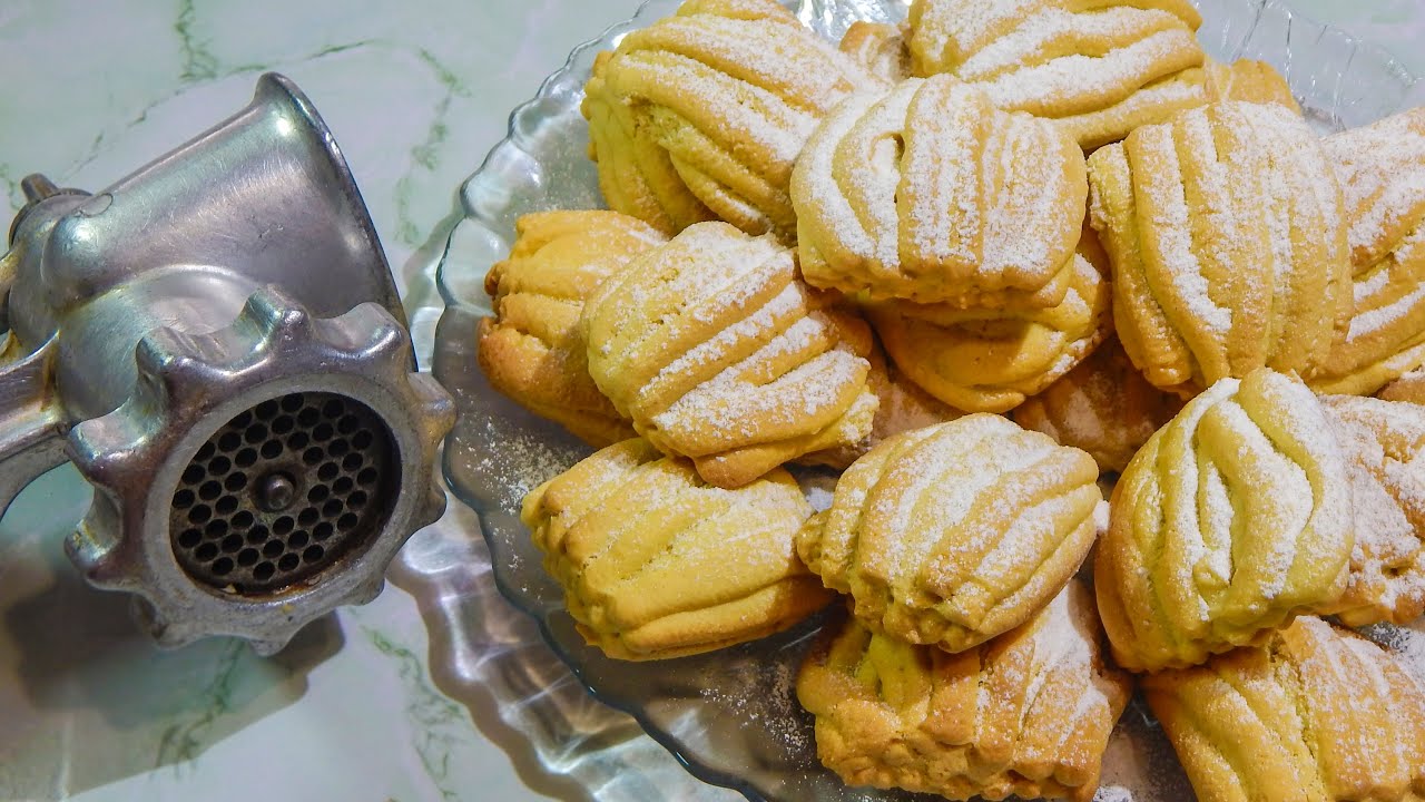 Домашнее печенье через мясорубку рецепт в духовке. Печенье на мясорубке. Печенье через мясорубку. Песочное печенье через мясорубку. Печенье на рассоле через мясорубку.