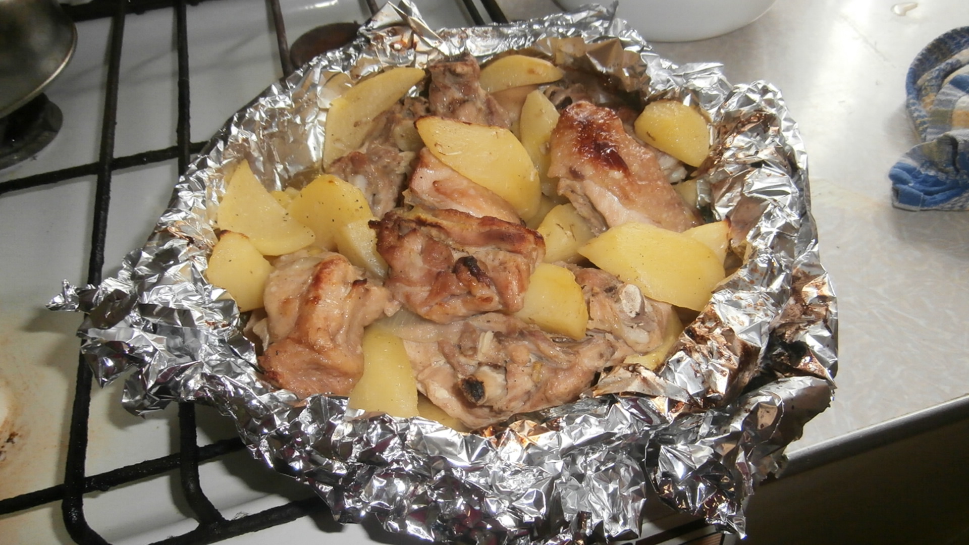 Куриные бедра с картошкой в фольге