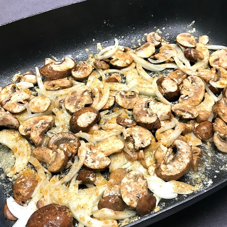 Запечь мясо с грибами в духовке