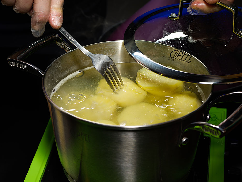 Варить картошку в кипящей воде. Картошка в кастрюле. Варка (кулинария). Кипящий картофель. Суп в кастрюле.