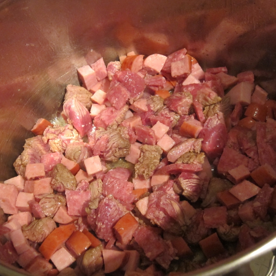 Рецепт солянки с колбасой пошаговый с фото простой в домашних условиях пошаговый