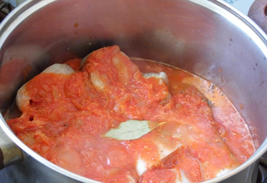 Рыба минтай с томатной пастой