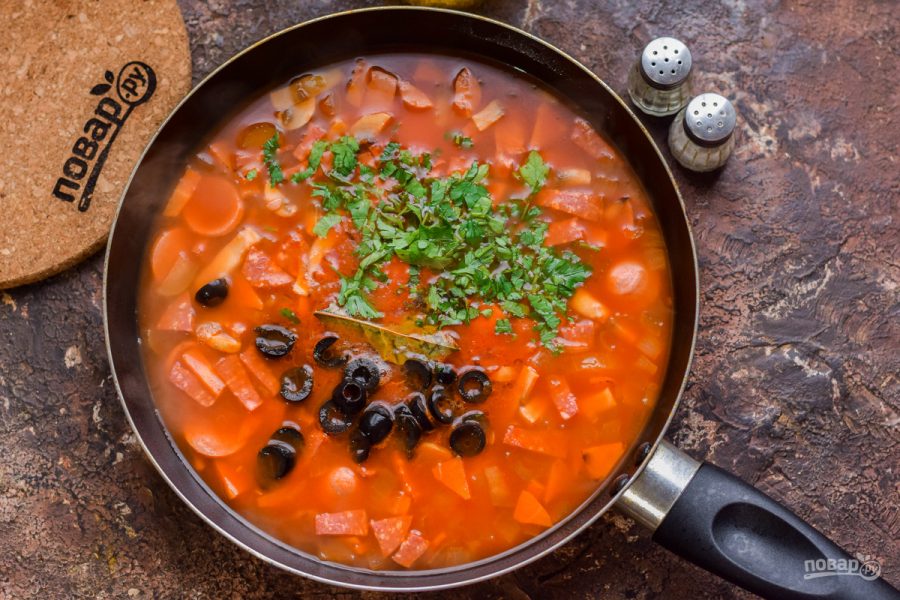 Рецепт солянки с копченостями и оливками и лимоном пошаговый рецепт