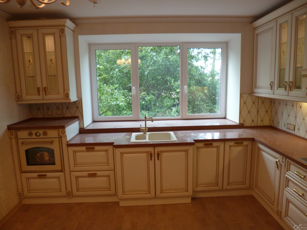 Столешница на кухне у окна фото