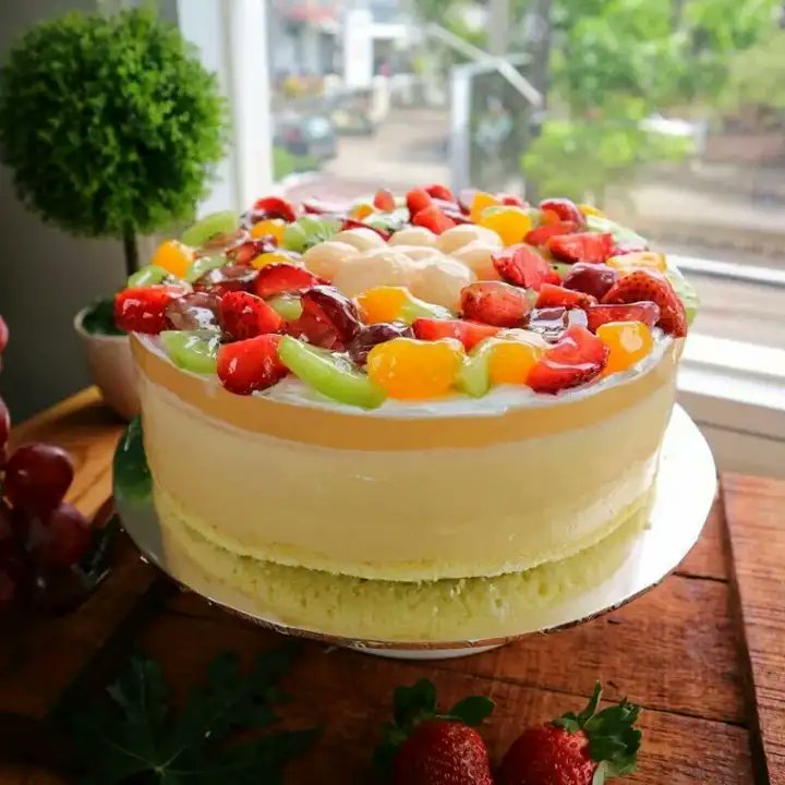 Как положить свежие фрукты на торте