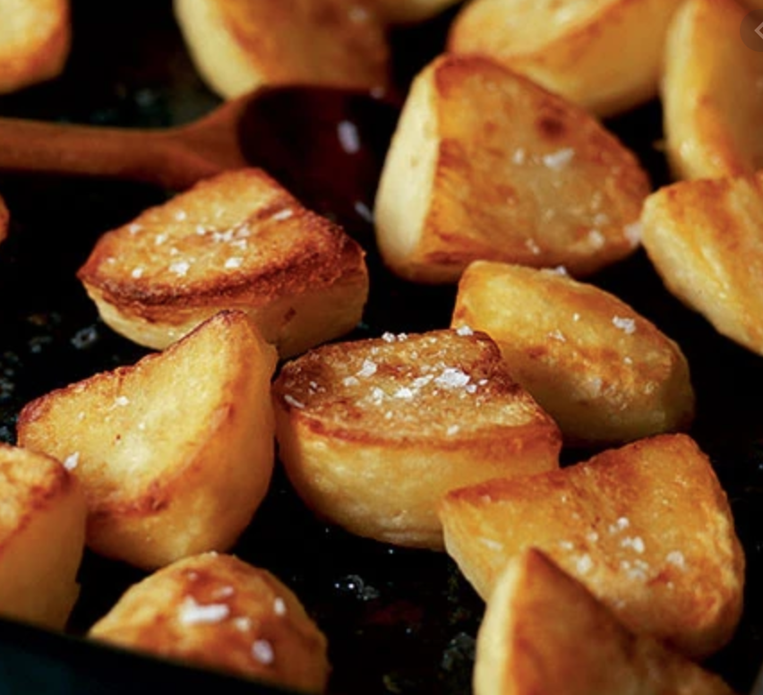 Жареная картошка была щедро посыпана пряными. Жареная картошка в духовке. Картофель на противне в духовке. Картошка в духовке на противне. Жареная картошка в духовке на противне.
