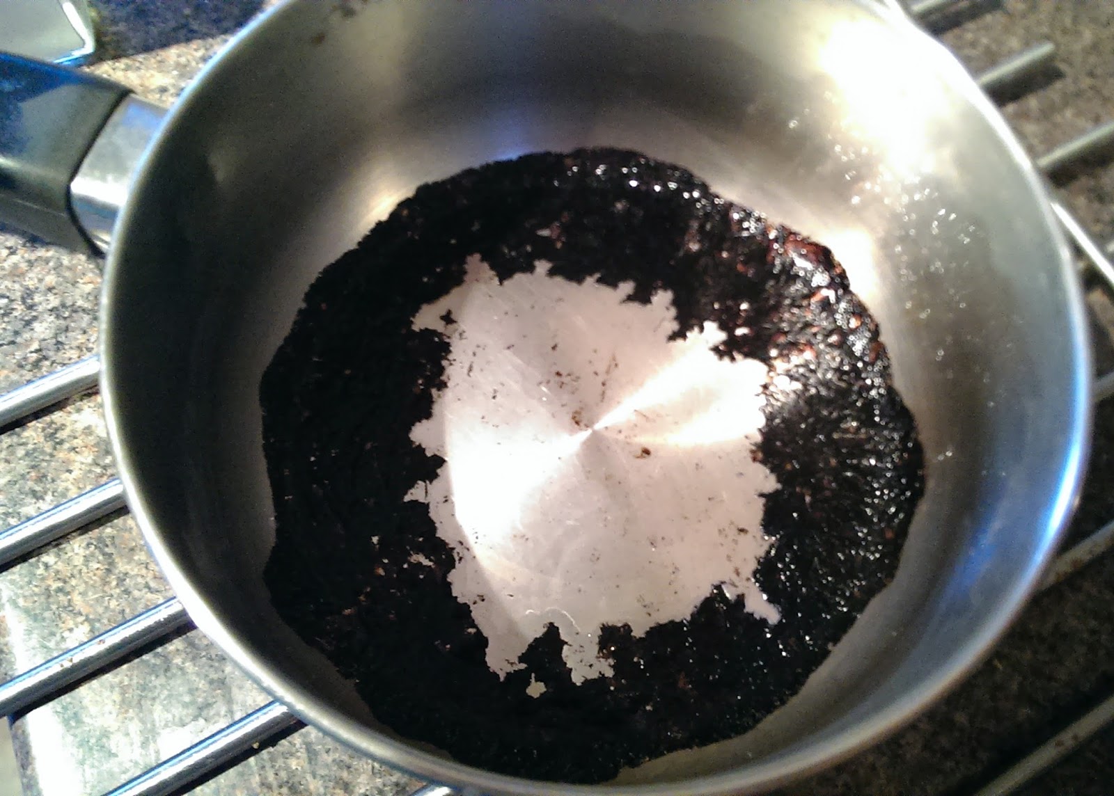 Сковорода алюминиевая пригорает: лучшие способы. Чугунные сковороды .