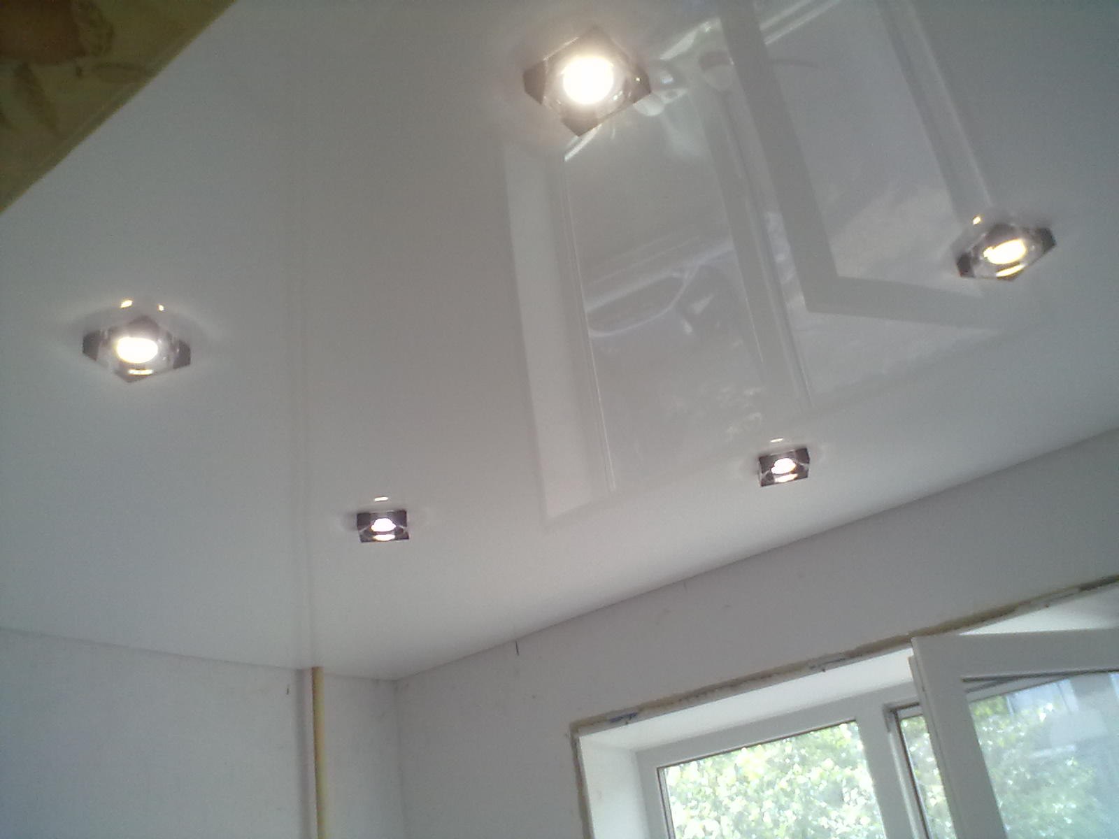 расположение светильников на натяжном потолке на кухне гостиной