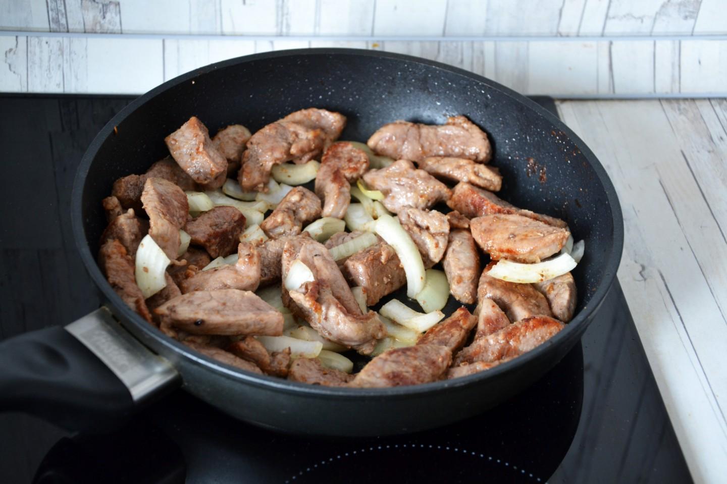 Рецепт поджарки из свинины с подливкой на сковороде пошаговый рецепт с фото