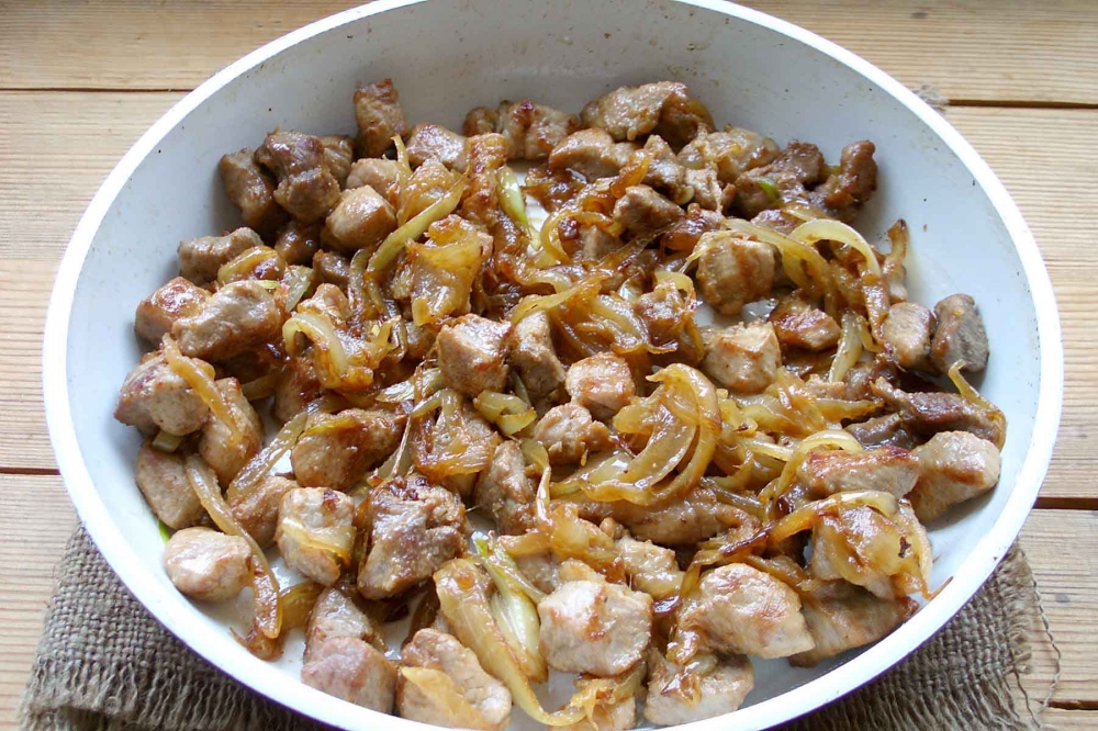 Рецепт поджарки из свинины с подливкой на сковороде пошаговый рецепт с фото