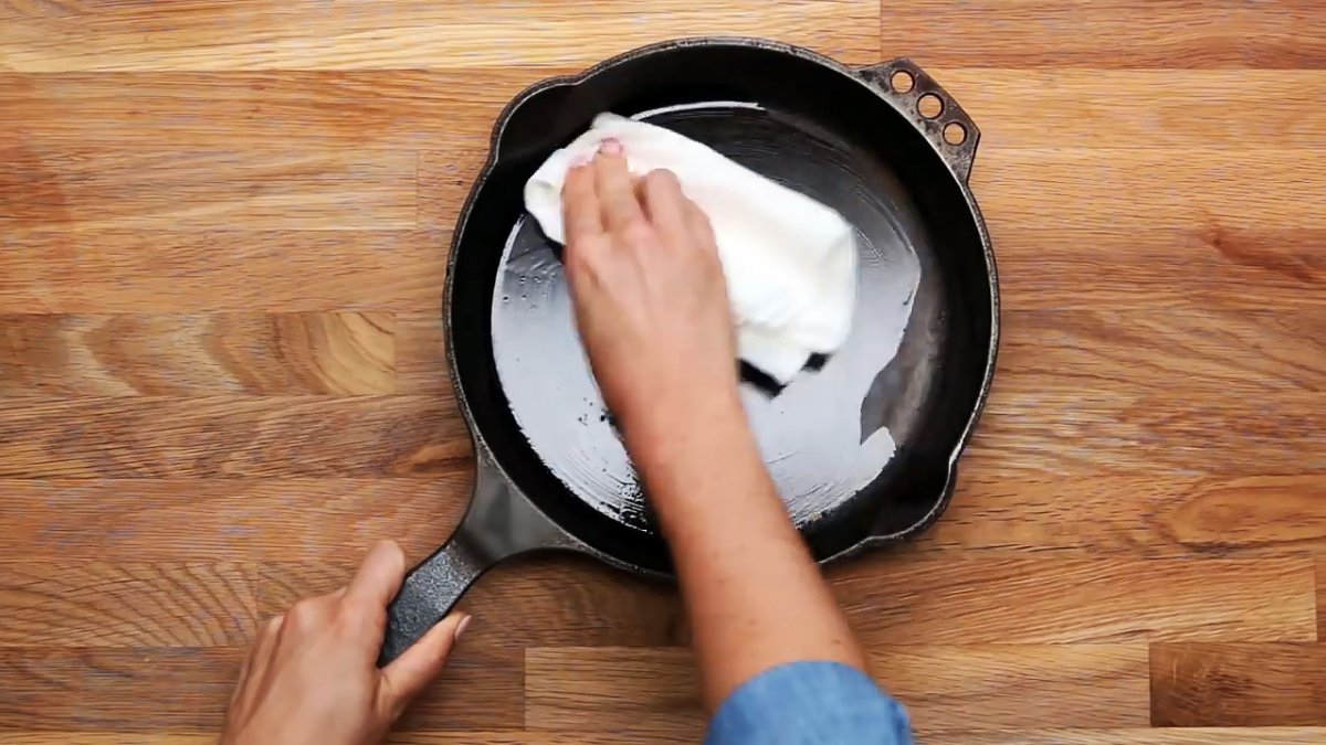 Перед первым использованием сковороды. Обработка железных сковородок. Как почистить сковородку для блинов от нагара. Чугунная сковорода как подготовить к использованию. Почистить сковороду клеем силикатным.