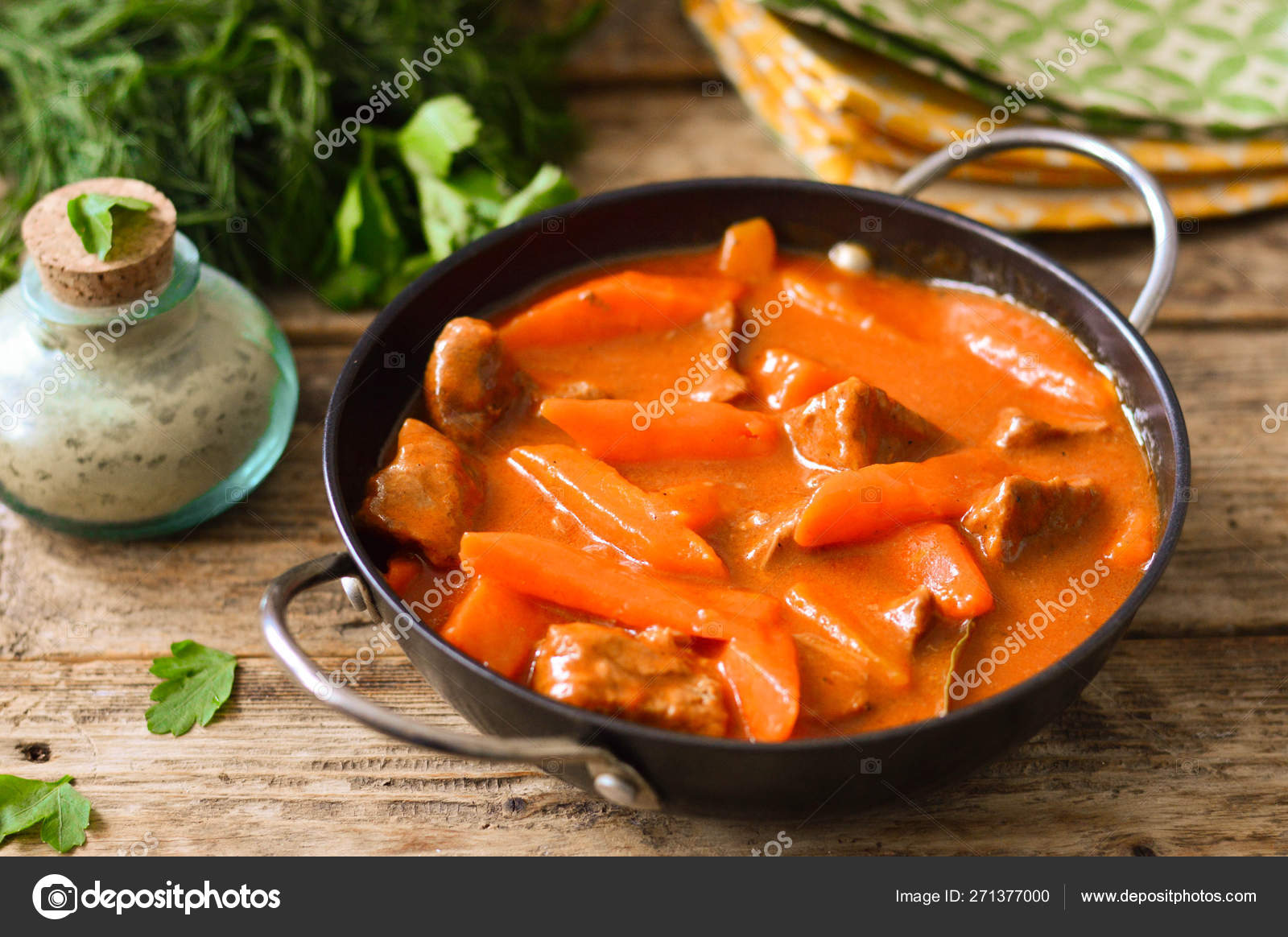 Морковка тушеная в томатном соусе
