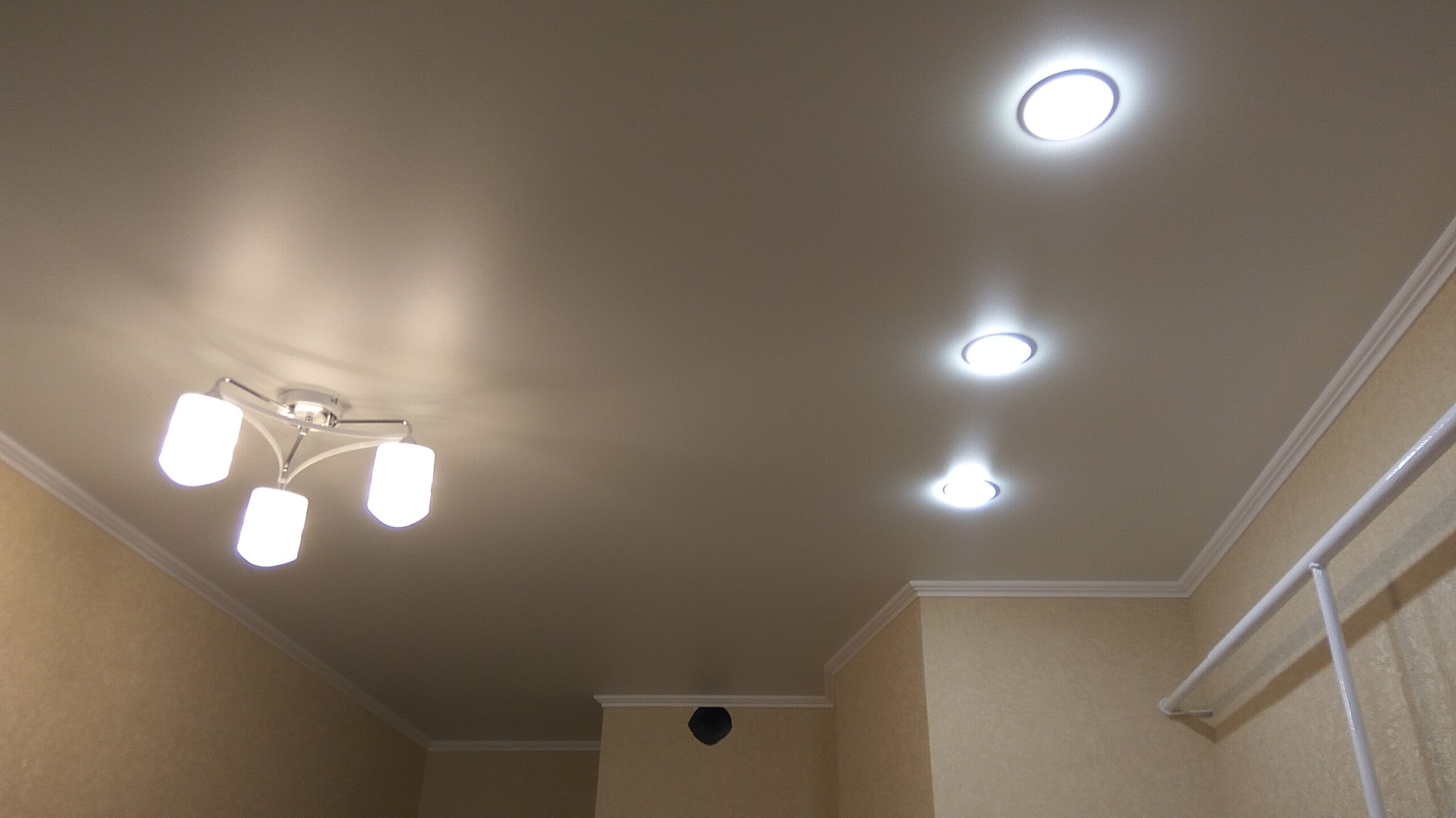 расположение светильников на натяжном потолке в кухне