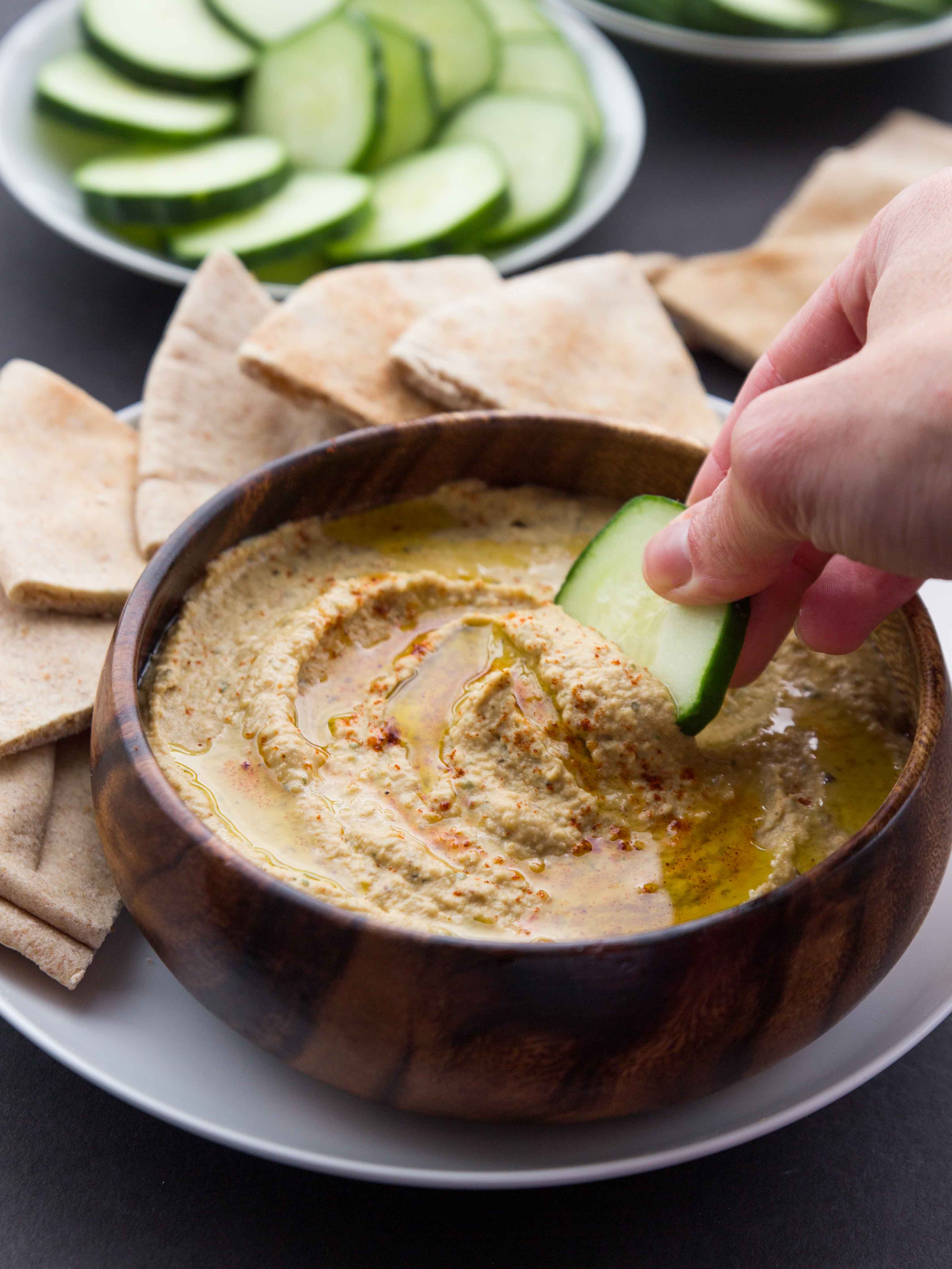 С чем едят хумус. Hummus and Falafel. Хумус. Еда Еврейская хумус. Хумус паста.