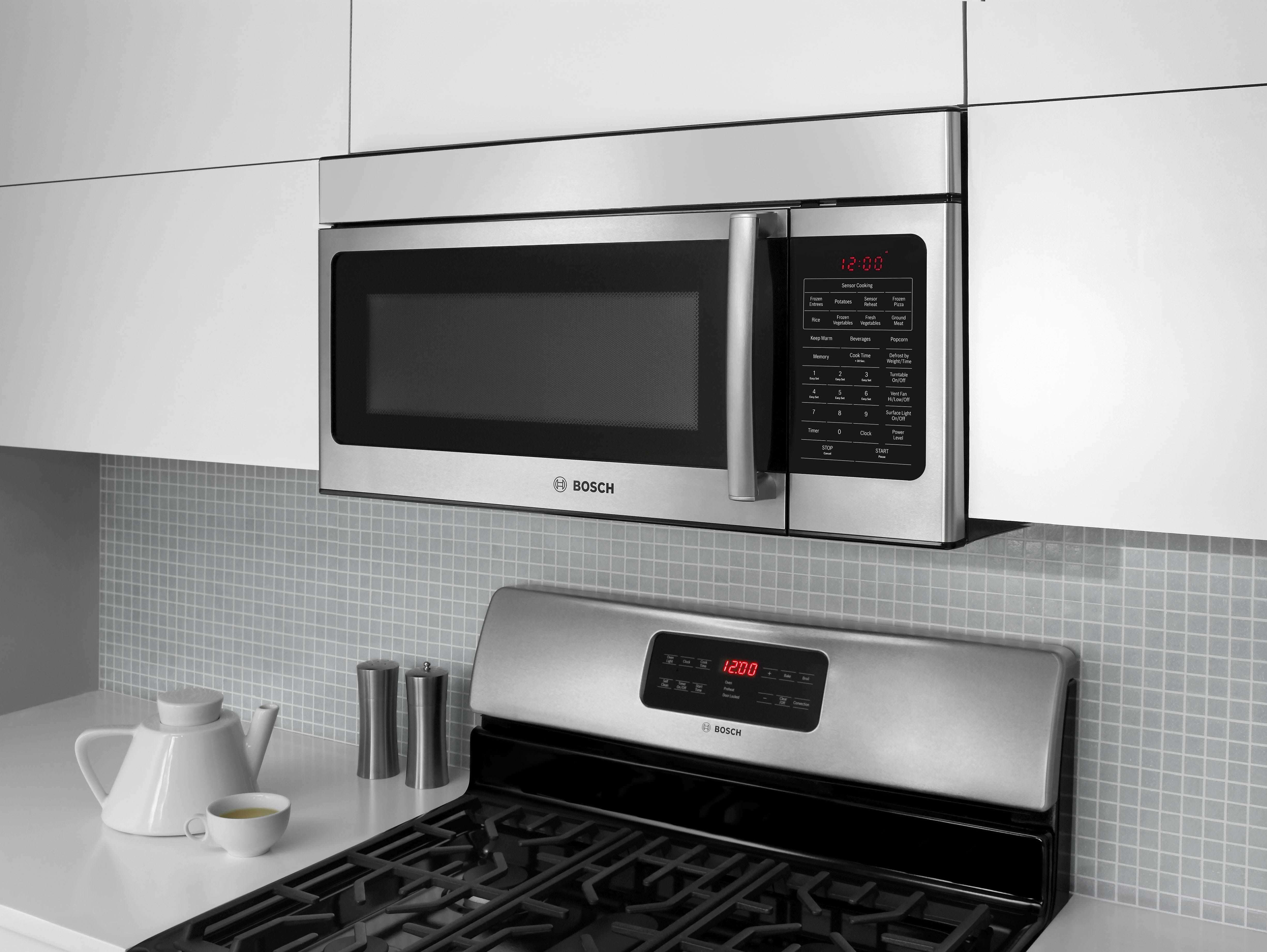 Микроволновая печь в гарнитуре кухонном фото