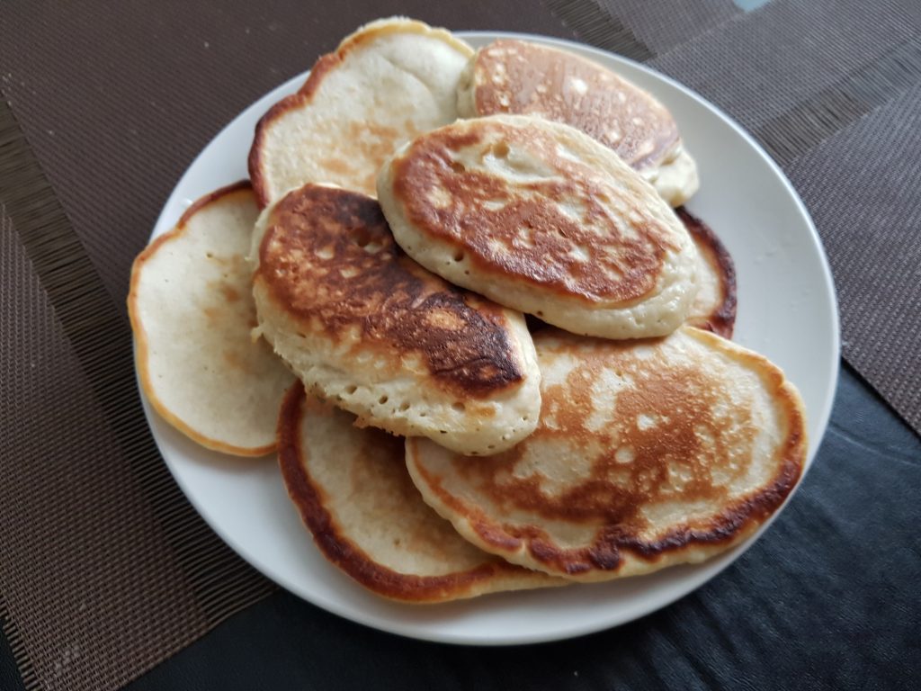 Оладьи на воде рецепт пышные с дрожжами и яблоками