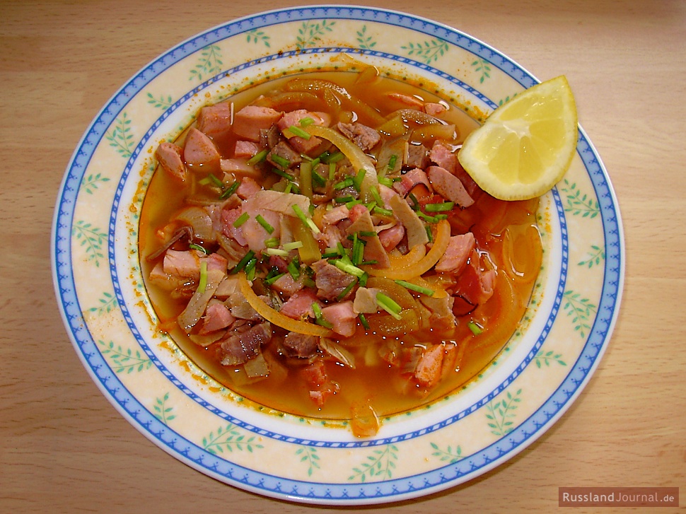 Рецепт солянки с сосисками. Солянка с сосисками суп. Солянка с колбасой и сосисками. Солянка с макаронами. Солянка с картошкой мясом и ветчиной.