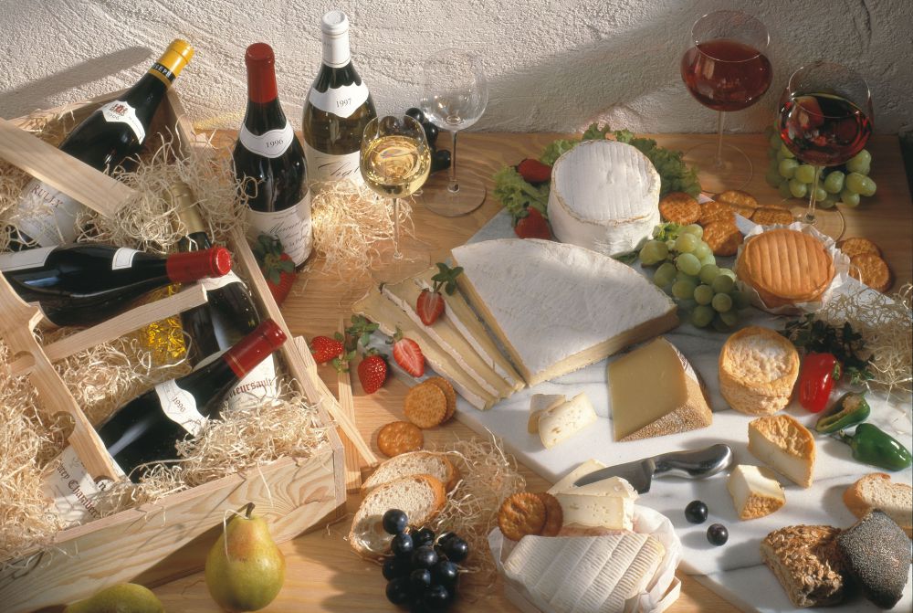 Сыр вино санкт петербург. Сочетание сыра и вина. Закуски к вину. Выкладка сыра с вином. Сыр и вино сочетание.