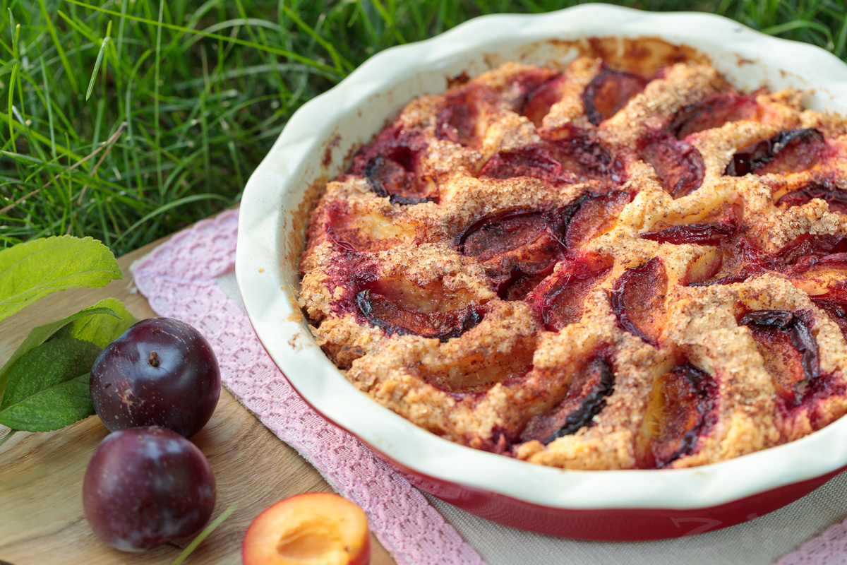 Рецепты со сливами фото. Пирог со сливой. Пирог со сливами и творогом.