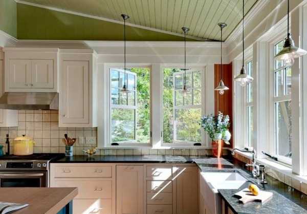 Kuhinja s prozorom - dizajn interijera kuhinjskog prostora i radnog prostora u blizini prozora