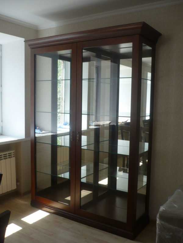 Узкий шкаф для посуды со стеклом в гостиную в современном стиле