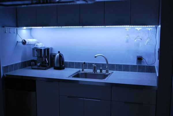 Подсветка на кухне над шкафами своими руками