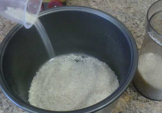 Сколько нужно риса в мультиварке. Пропорции риса и воды в мультиварке. Соотношение риса и воды для варки в мультиварке. Рассыпчатый рис в мультиварке пропорции воды. Рис в мультиварке пропорции воды и риса.