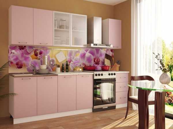 Интерьер с розовой кухней