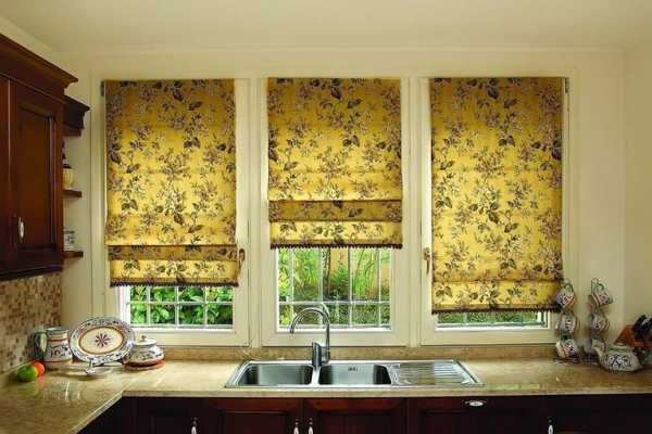 Жалюзи на деревянные окна на кухню