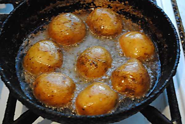 Картошка жареная половинками на сковороде под крышкой